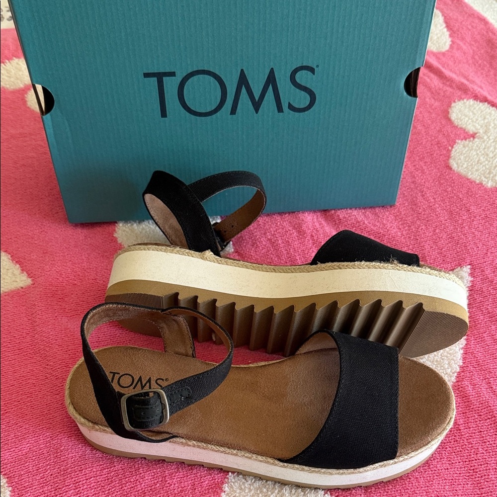 TOMS Women's Black and Tan Sandals
